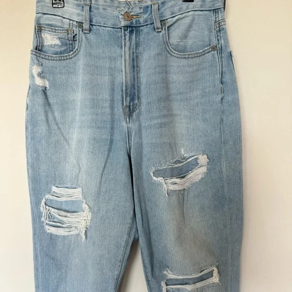 American Eagle Curvy Mom Jeans Light Wash Blue Distressed Raw Hem Ankle 6 Women - Picture 3 of 8